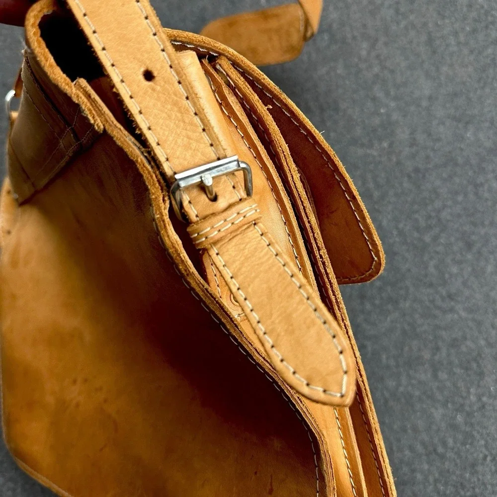 Vintage M.R. Canoa Industria Argentina Cowhide‎ Leather Messenger Bag Satchel